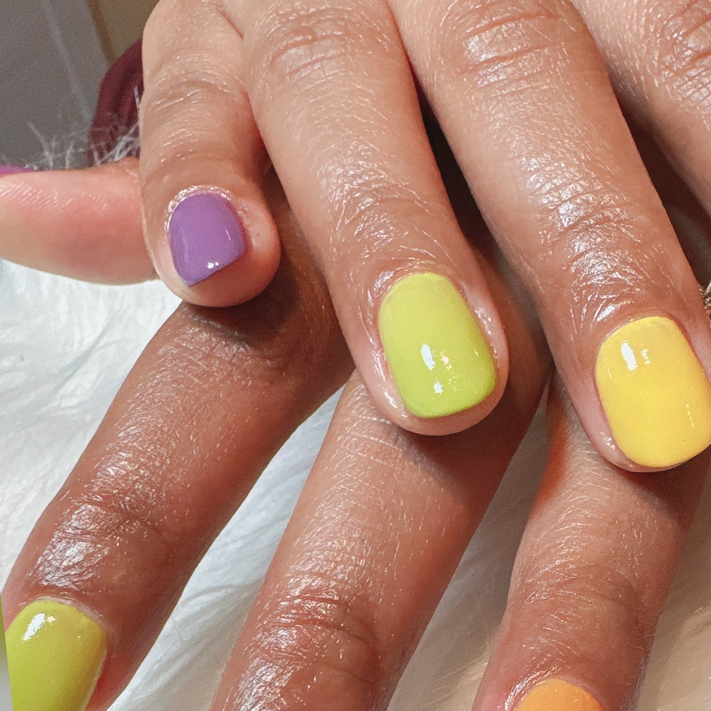 Gelnagels in effen kleuren: paars, limoengroen, geel en oranje
